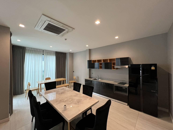 ให้เช่าบ้านวิลล่าหรู 3 ชั้น วิวสระว่ายน้ำเนื้อที่ 70 ตร.ว พื้นที่ใช้สอย 440ตร.ม 4ห้องนอน 5พัฒนาการ