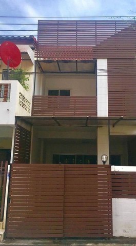 ให้เช่าทาวน์เฮ้าส์2ชั้น ทำเลทอง ใกล้ห้างสรรพสินค้า เดินทางสะดวกสบาย เข้าซอยเพียง40เมตร