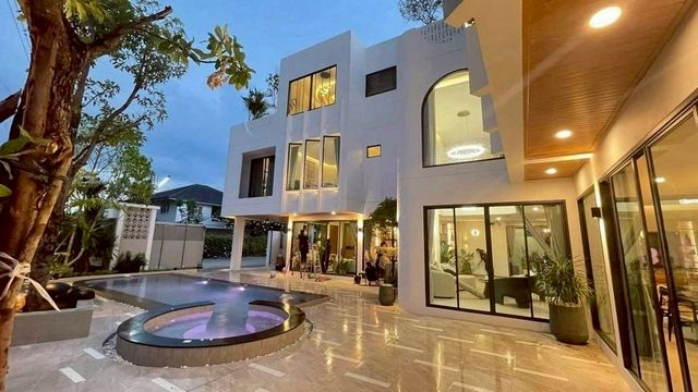ให้เช่า 250,000 บาท/เดือน ขาย 23.9 ล้าน 109 ตรว. 8 นอน 10 น้ำ พูลวิลล่าหรู #สไตล์โมเดิร์น วิ#วดอยสุเทพ #ใกล้เซ็นทรัลเฟสติวัล
