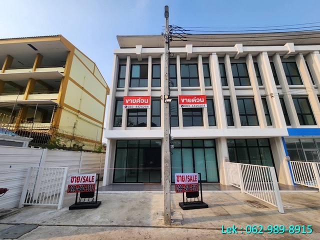 ขายโฮมออฟฟิศ 3 ชั้น สไตล์โมเดิร์น ในโครงการ เบญญารัตน์ วิลล์ (สุขุมวิท-บางปู 83)