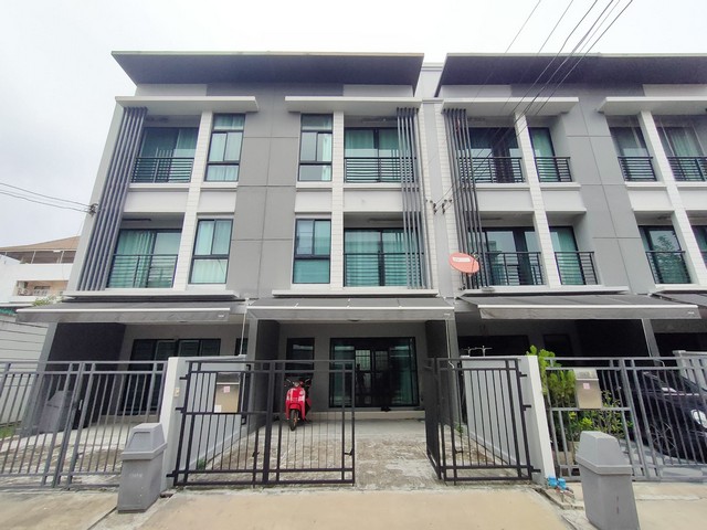 ขายและให้เช่าทฮ. 3 ชั้น ม.บ้านกลางเมือง พระราม 2-พุทธบูชา Built-in พร้อมอยู่