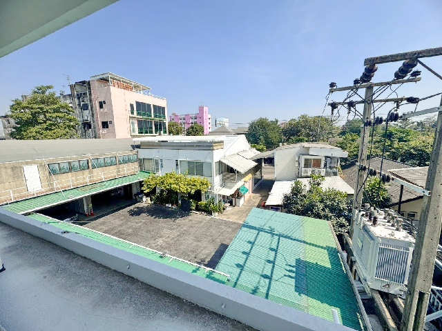 เซ็นทรัล ลาดพร้าว 4.2 กม. ถ.ลาดพร้าว67-73 MRT ลาดพร้าว 3.5กม.ให้เช่าอาคารพาณิชย์ 3 ชั้น 750 ตร.ม. 400ตร.วา.11 นอน 8น้ำ ติดแอร์ใหม่  