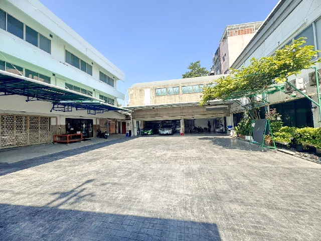 MRT ลาดพร้าว 3.5กม.เซ็นทรัล ลาดพร้าว 4.2กม.ให้เช่าอาคารพาณิชย์ 3 ชั้น 755 ตร.ม. 405ตร.วา.11 นอน 8น้ำ ติดแอร์ใหม่ ถ.ลาดพร้าว67-73   