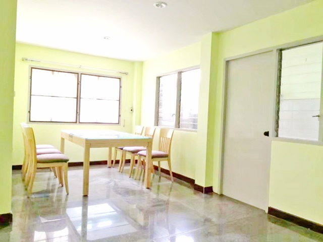 ห้องมุมหลังใหญ่ 2 ชั้น MRT วัชรพล 2.7 กม..ให้เช่าทาวน์เฮาส์  35 ตร.วา.275 ตร.ม  3 นอน 2 น้ำ  โฮมออฟฟิศ