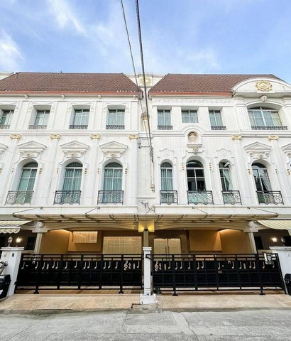  TOWNHOUSE บ้านกลางกรุง พระราม3 4+1นอน 425ตรม.พักได้สูงสุด10คน จอดรถได้6 คัน