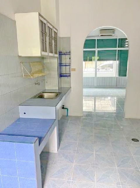 พร้อมดาดฟ้า 18ตร.วา. เกาะลอย โรบินสัน ศรีราชา 1 กม.ให้เช่าบ้านทาวน์โฮม  3 ชั้น 210ตร.ม