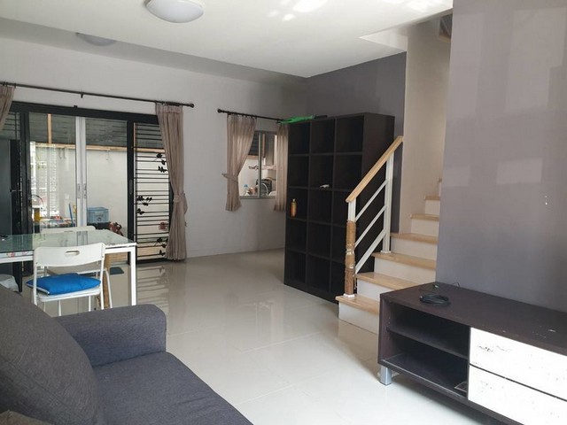Townhouse - 3Bedroom2น้ำ พื้นที่ 18 SQ.WA 0 งาน 0 Rai 3000000 THAI BAHT ใกล้กับ - ศูนย์ราชการแจ้งวัฒนะ - รร. หอวัง นนทบุรี - โรบินสัน ศรีสมาน -ทางด่วน และสนามฟุตบอลเมืองทองยูไนเตด สภาพแวดล้อมดี