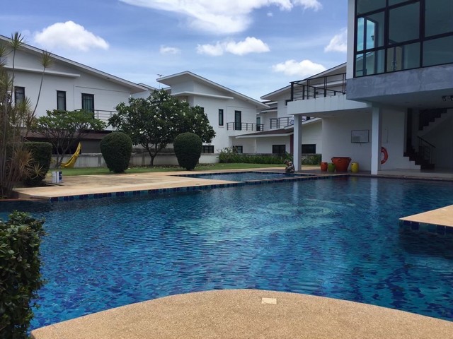 ขายด่วน บ้านเดี่ยว2 ชั้น เนื้อที่ 68.5 ตารางวา ถนนราชชุมพล ต.เนินพระ อ. เมือง ระยอง