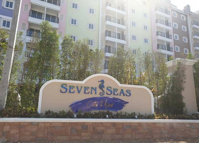 CONDOMINIUM Seven Seas Cote d’Azur เซเว่น ซี โค้ด ดิ อาซู ใหญ่ 39 ตาราง.เมตร 1BEDROOM 3900000 บ. ดีเวอร์  ห้องนอนมีหน้าต่างติดสระน้ำ, ห้องน้ำอยู่ในห้องนอน, ห้องนั่งเล่น และระเบียงวิวสระว่ายน้ำ และสามารถเดินไปลงสระว่ายน้ำได้เลย