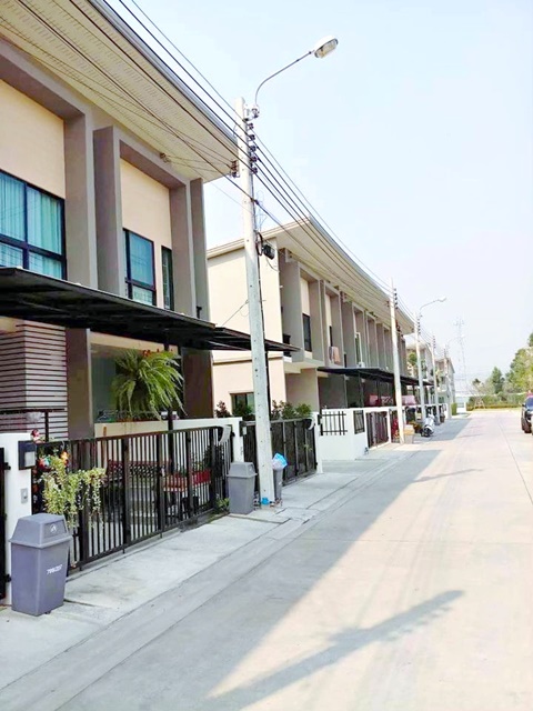 ประชาอุทิศ90 แอร์ 3 หน้าบ้านไม่ชนใคร ให้เช่า ทาวน์โฮม  21 ตรว. ซิตี้ รร.สารสาสน์วิเทศศึกษา  2นอน 3น้ำ