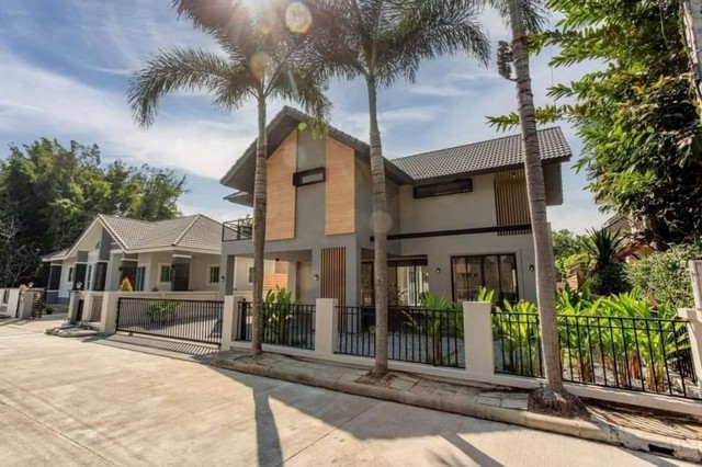 พูลวิลล่า 2 ชั้น ใกล้กาดฝรั่ง ทำเลดี หางดง                  