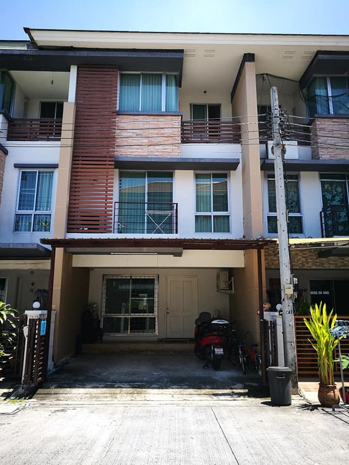 ให้เช่าทาวน์โฮม3 ชั้น ถนน เฉลิมพระเกีรยติ ร.9 โครงการ Plus City Park ศรินครินทร์ สวนหลวง 9 พื้นที่ใช้สอย 140 ตร.ม. 3 ห้องนอน 