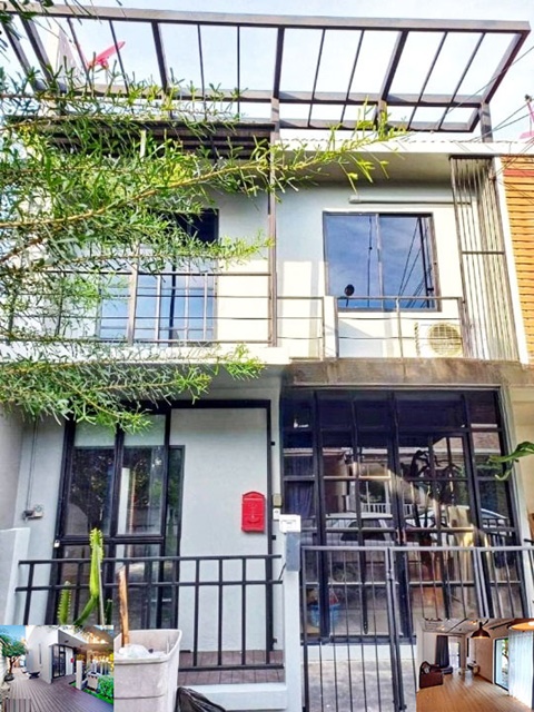 เซ็นทรัล รามอินทรา MRT ลาดปลาเค้า ให้เช่าทาวน์โฮม 2 ชั้น ทำเลดี 25ตรว. 155ตรม. ต่อเติมทั้งบ้าน ออฟฟิศ 2นอน 2น้ำ 2จอดรถ 3แอร์  เดินทางสะดวก