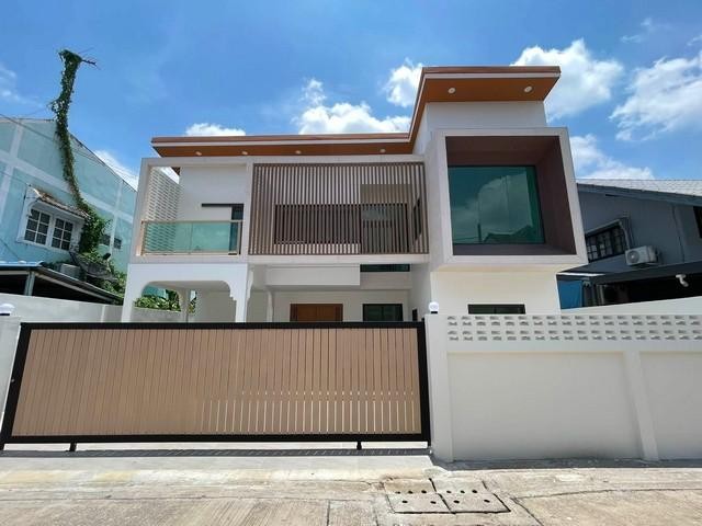 HS 2039 ขายบ้านเดี่ยว 2 ชั้น 59 ตรว. 5 ห้องนอน ลาดพร้าว 87 ย่านเลียบด่วน รีโนเวทพร้อมอยู่ ใกล้ CDC